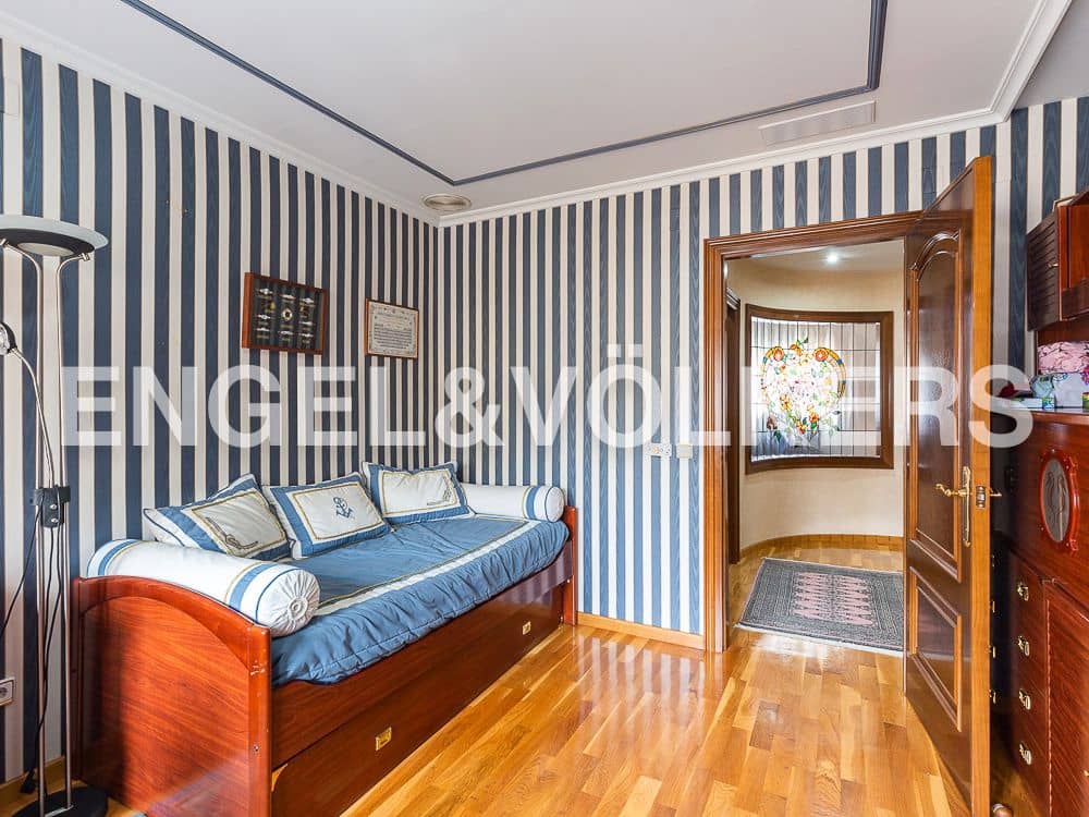 5 bedroom Villa for sale in Aldaia with garage - € 890,000 (Ref: 8239266)
