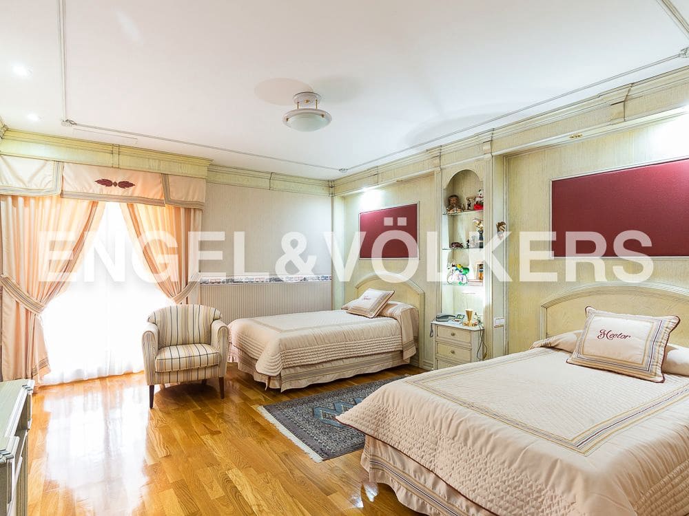 5 bedroom Villa for sale in Aldaia with garage - € 890,000 (Ref: 8239266)