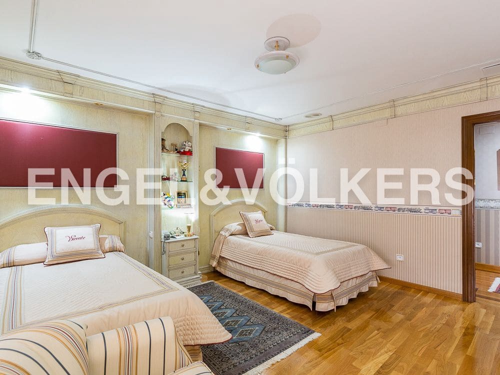 5 bedroom Villa for sale in Aldaia with garage - € 890,000 (Ref: 8239266)