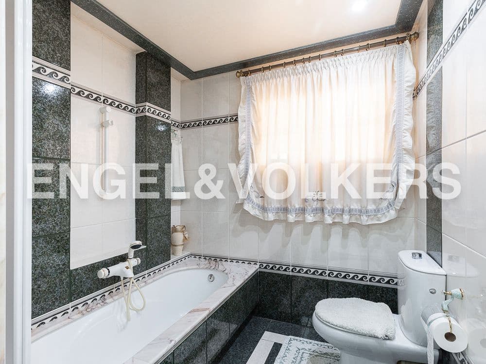 5 bedroom Villa for sale in Aldaia with garage - € 890,000 (Ref: 8239266)
