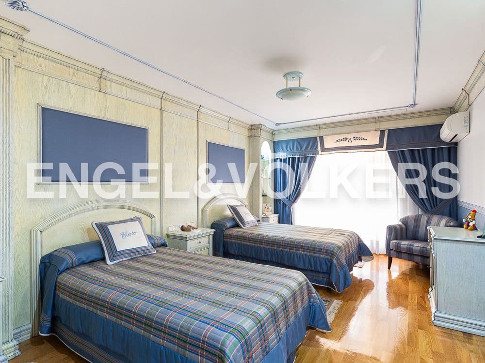 5 bedroom Villa for sale in Aldaia with garage - € 890,000 (Ref: 8239266)
