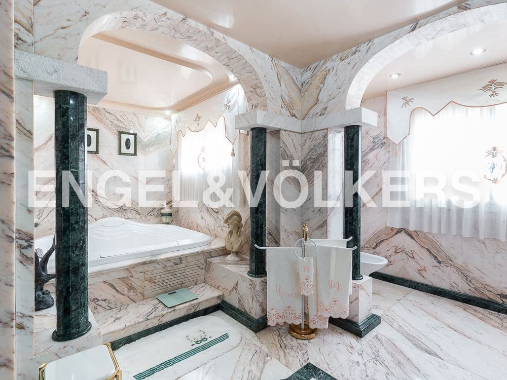 5 bedroom Villa for sale in Aldaia with garage - € 890,000 (Ref: 8239266)