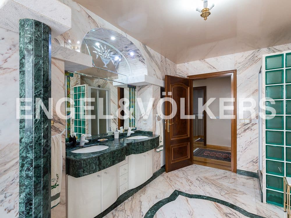 5 bedroom Villa for sale in Aldaia with garage - € 890,000 (Ref: 8239266)