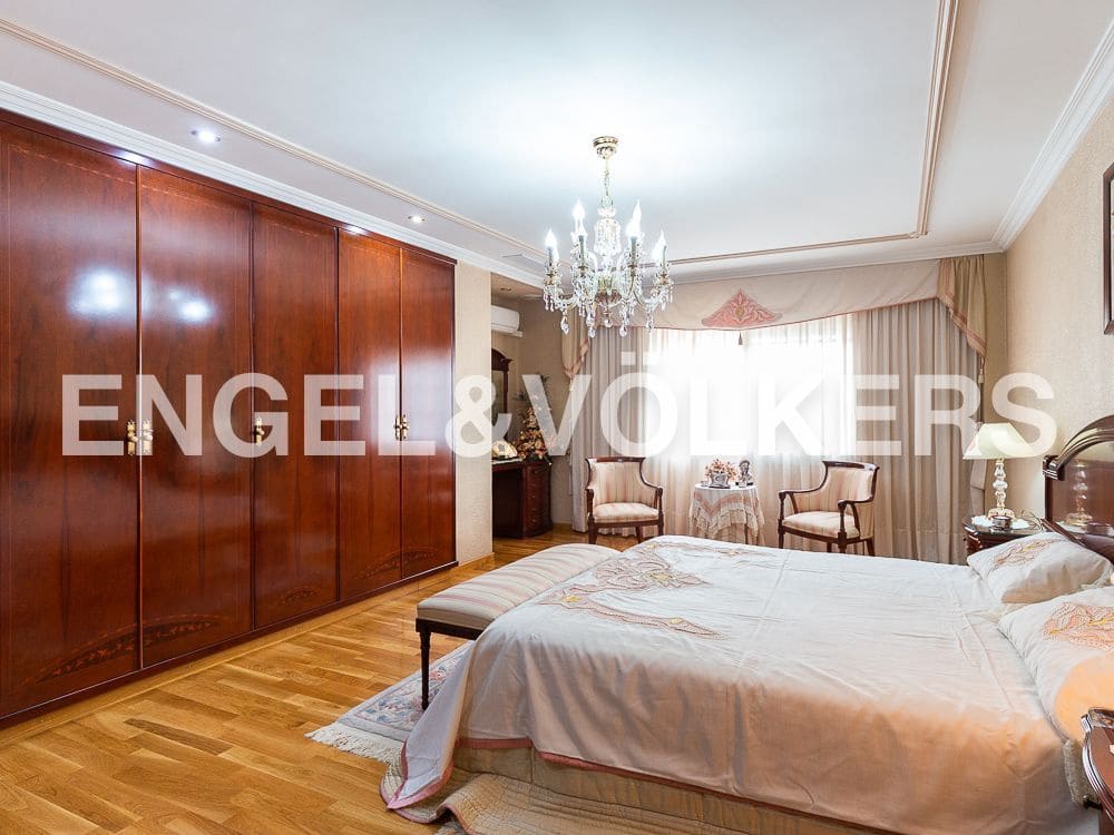 5 bedroom Villa for sale in Aldaia with garage - € 890,000 (Ref: 8239266)