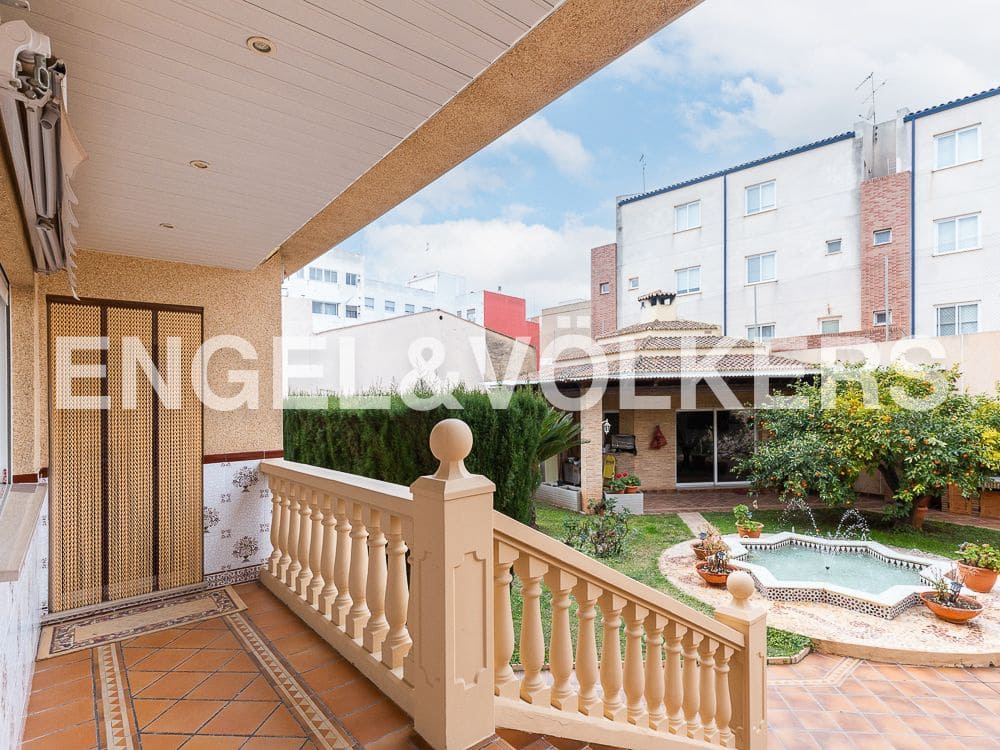 5 bedroom Villa for sale in Aldaia with garage - € 890,000 (Ref: 8239266)