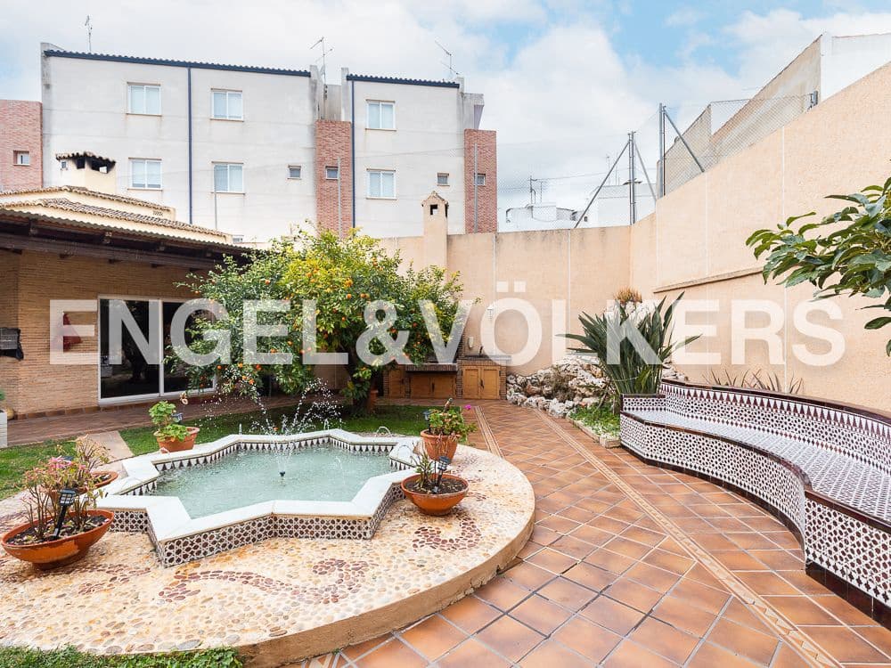 5 bedroom Villa for sale in Aldaia with garage - € 890,000 (Ref: 8239266)