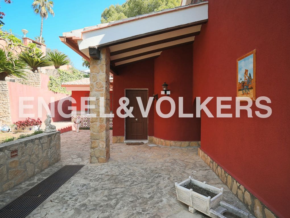 5 bedroom Villa for sale in Beniarjo with pool garage - € 699,000 (Ref: 8239276)