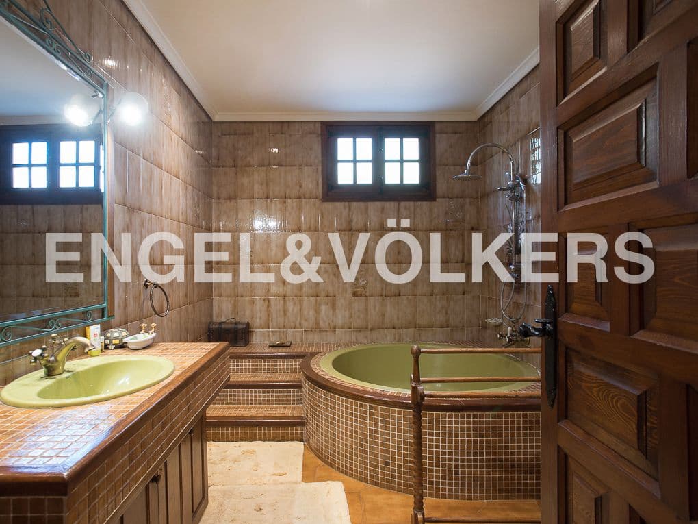 5 bedroom Villa for sale in Beniarjo with pool garage - € 699,000 (Ref: 8239276)