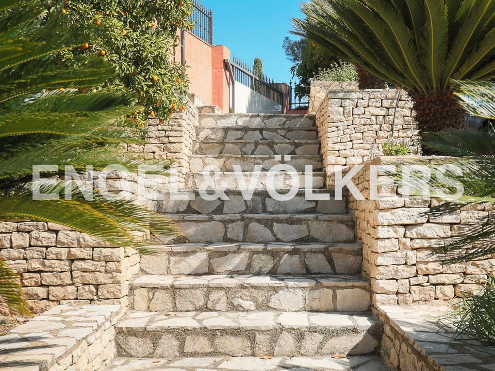 5 bedroom Villa for sale in Beniarjo with pool garage - € 699,000 (Ref: 8239276)