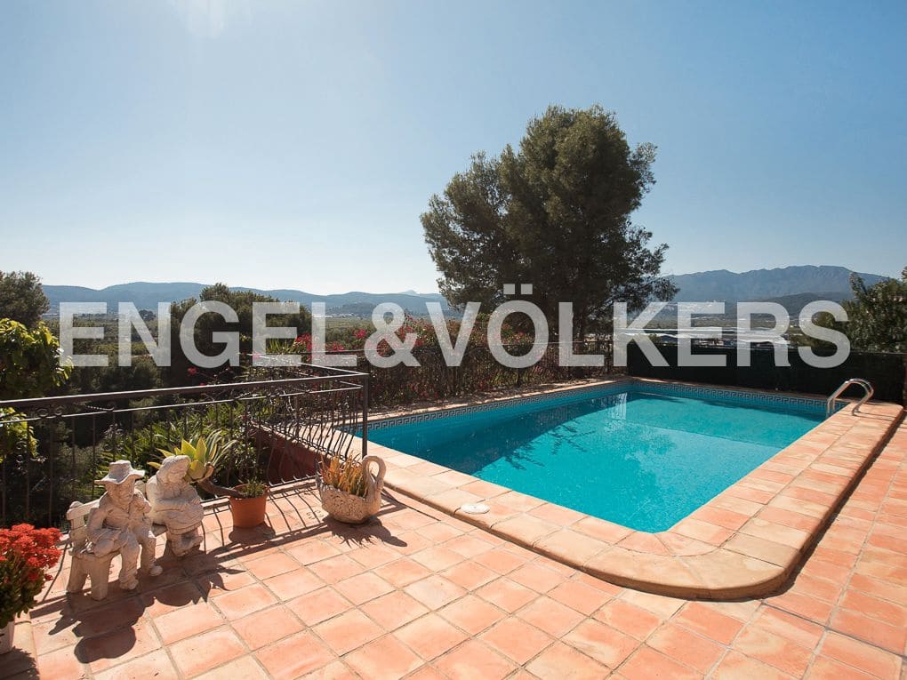5 bedroom Villa for sale in Beniarjo with pool garage - € 699,000 (Ref: 8239276)