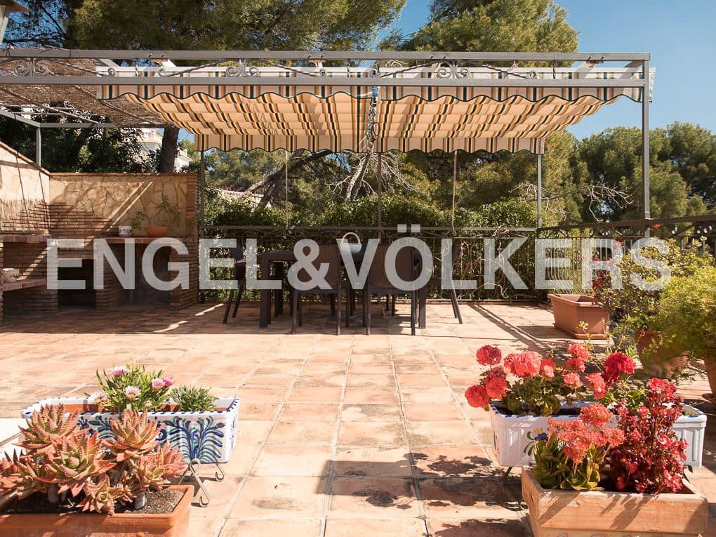 5 bedroom Villa for sale in Beniarjo with pool garage - € 699,000 (Ref: 8239276)