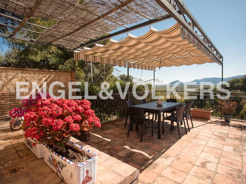 5 bedroom Villa for sale in Beniarjo with pool garage - € 699,000 (Ref: 8239276)