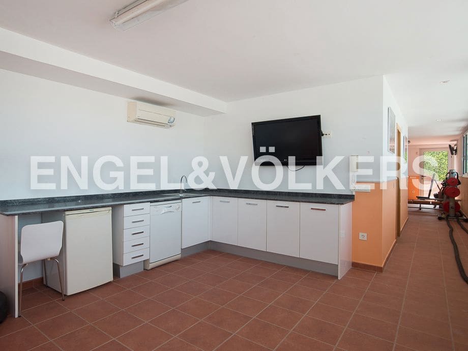6 bedroom Villa for sale in Borriol with pool garage - € 2,200,000 (Ref: 8239282)