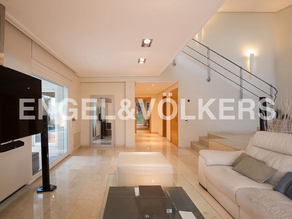 4 Zimmer Villa zu verkaufen in Gilet mit Pool Garage - 790.000 € (Ref: 8239283)