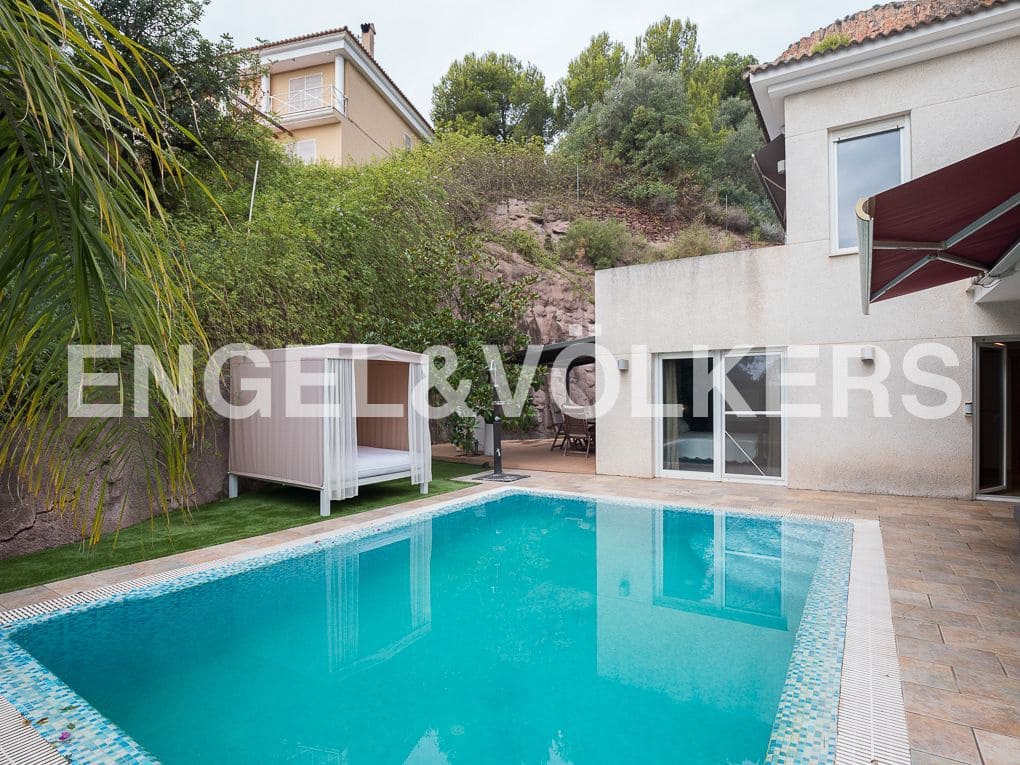 4 Zimmer Villa zu verkaufen in Gilet mit Pool Garage - 790.000 € (Ref: 8239283)
