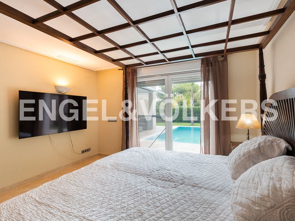 4 Zimmer Villa zu verkaufen in Gilet mit Pool Garage - 790.000 € (Ref: 8239283)