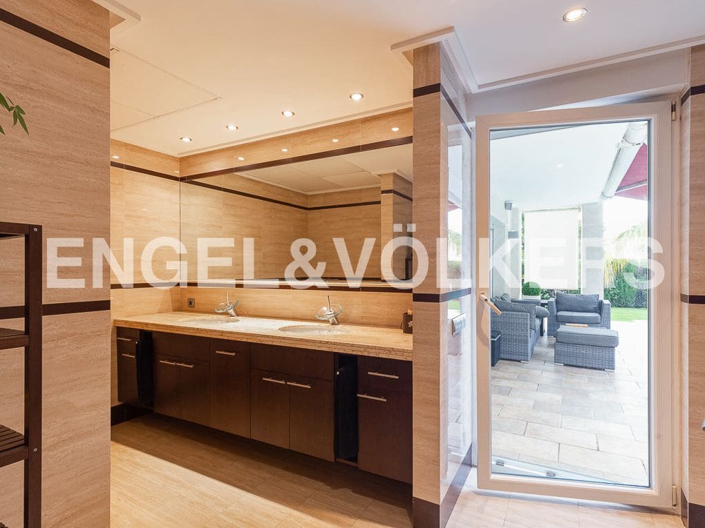 4 Zimmer Villa zu verkaufen in Gilet mit Pool Garage - 790.000 € (Ref: 8239283)