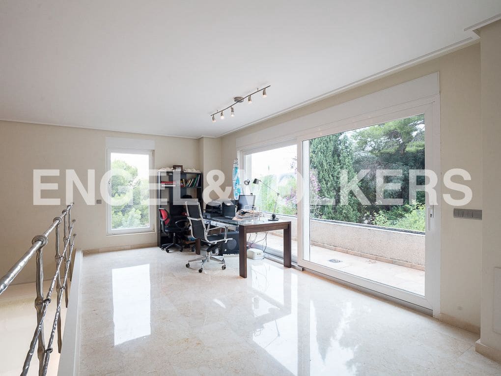 4 Zimmer Villa zu verkaufen in Gilet mit Pool Garage - 790.000 € (Ref: 8239283)