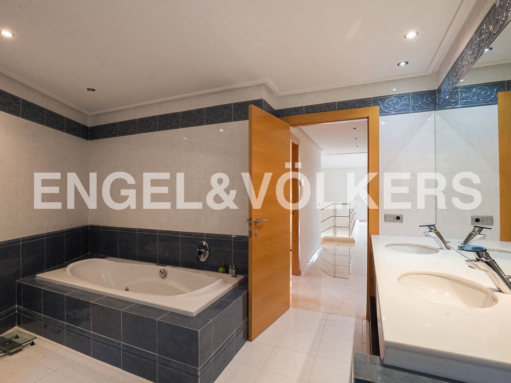 4 Zimmer Villa zu verkaufen in Gilet mit Pool Garage - 790.000 € (Ref: 8239283)