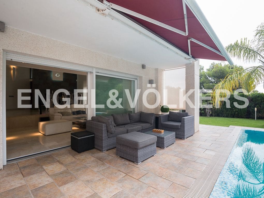 4 Zimmer Villa zu verkaufen in Gilet mit Pool Garage - 790.000 € (Ref: 8239283)