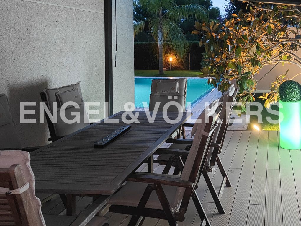 4 Zimmer Villa zu verkaufen in Gilet mit Pool Garage - 790.000 € (Ref: 8239283)
