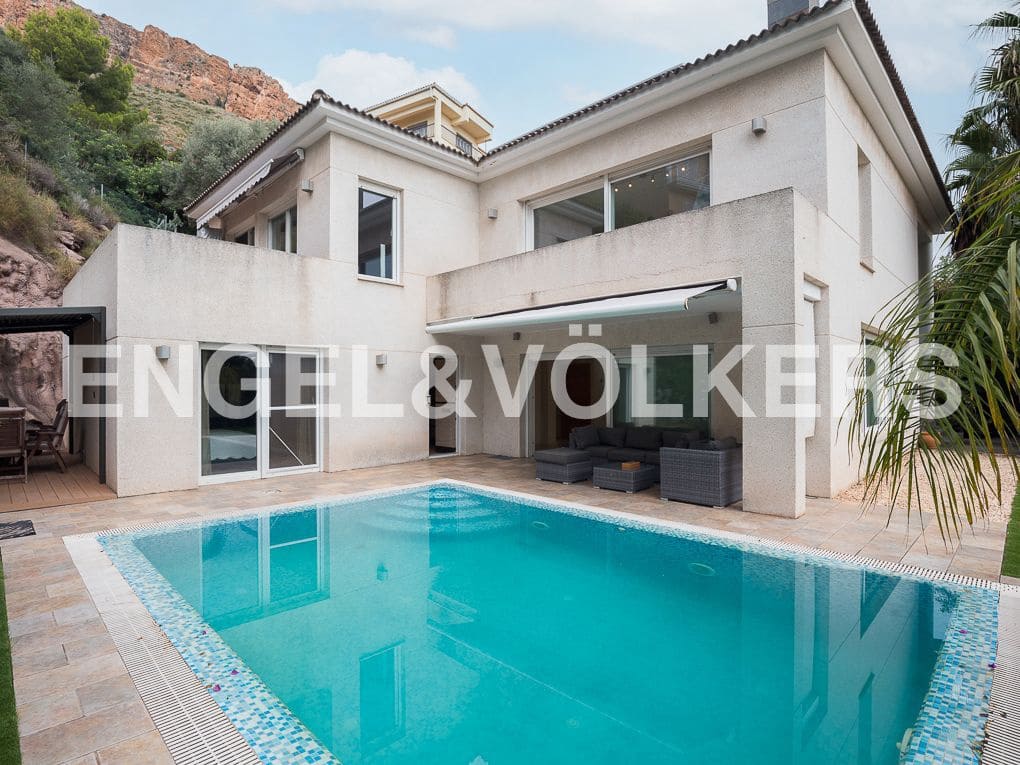 4 Zimmer Villa zu verkaufen in Gilet mit Pool Garage - 790.000 € (Ref: 8239283)