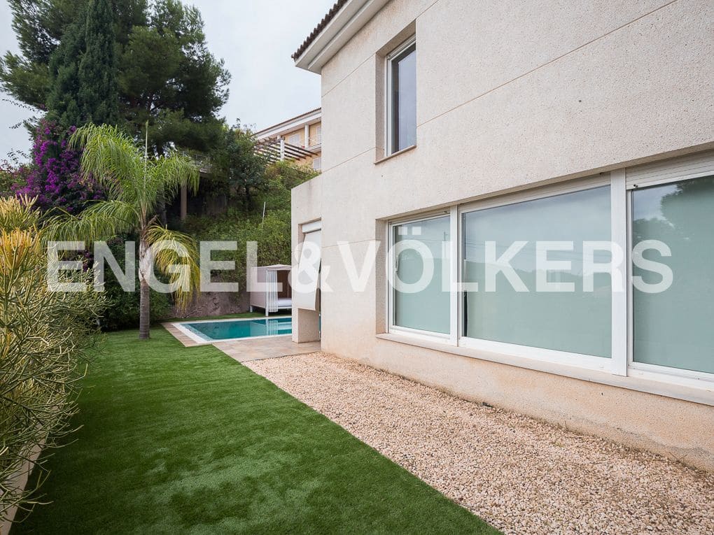 4 Zimmer Villa zu verkaufen in Gilet mit Pool Garage - 790.000 € (Ref: 8239283)