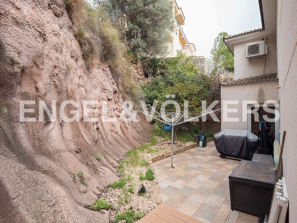 4 Zimmer Villa zu verkaufen in Gilet mit Pool Garage - 790.000 € (Ref: 8239283)