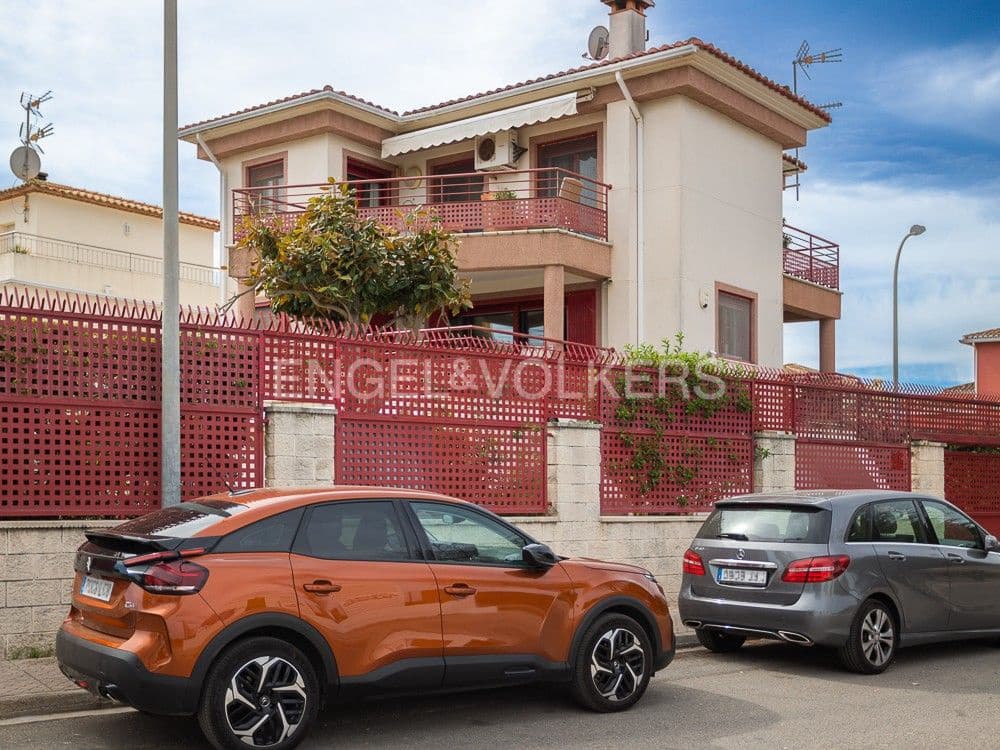 4 soverom Villa til salgs i Oliva med svømmebasseng garasje - € 570 000 (Ref: 8239287)
