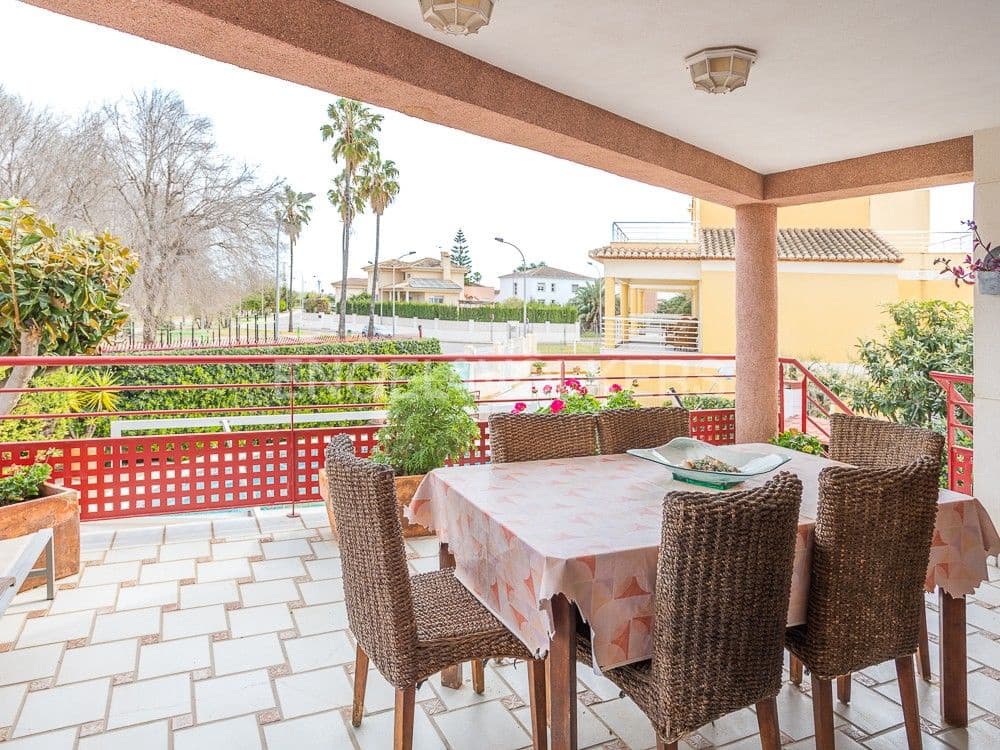 4 soverom Villa til salgs i Oliva med svømmebasseng garasje - € 570 000 (Ref: 8239287)