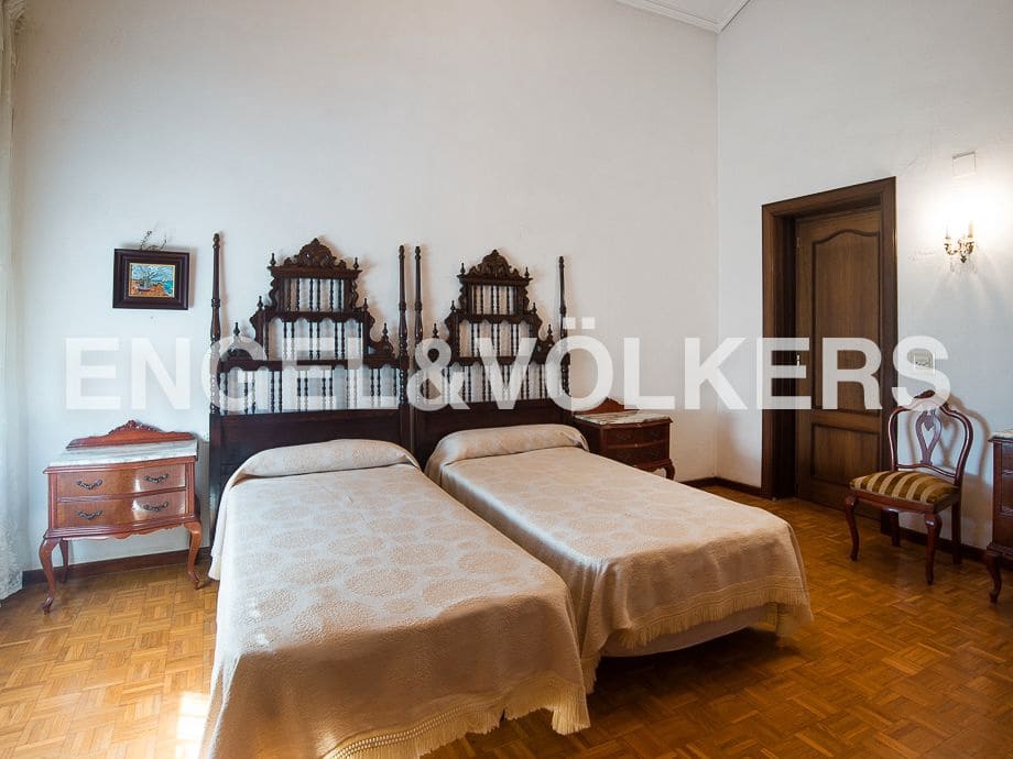 5 bedroom Villa for sale in Castello de la Plana with pool garage - € 910,000 (Ref: 8239295)