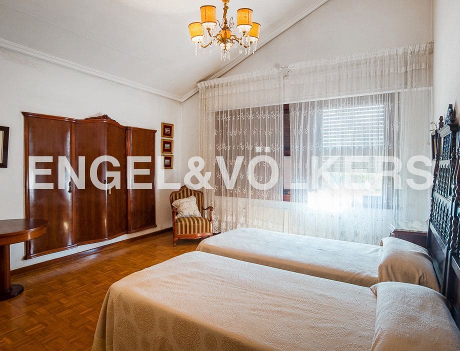 5 bedroom Villa for sale in Castello de la Plana with pool garage - € 910,000 (Ref: 8239295)