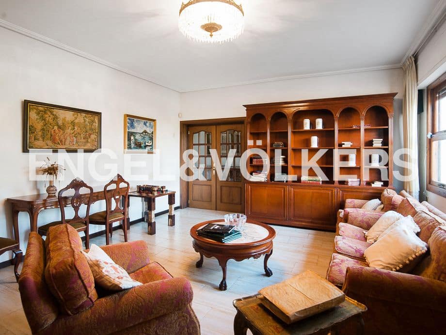 5 bedroom Villa for sale in Castello de la Plana with pool garage - € 910,000 (Ref: 8239295)