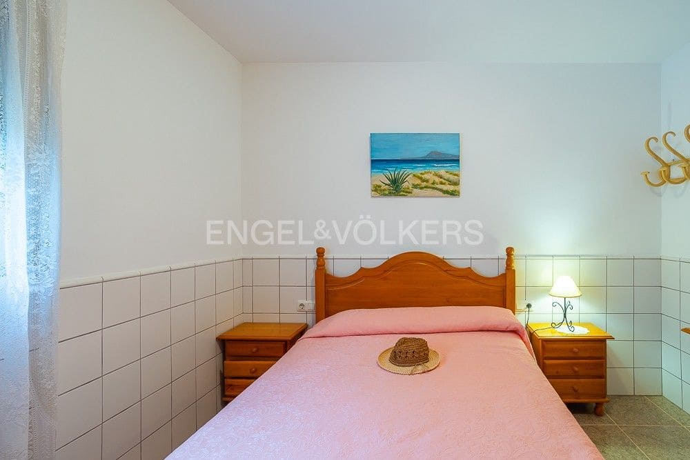 4 bedroom Villa for sale in Oliva with pool garage - € 380,000 (Ref: 8239410)