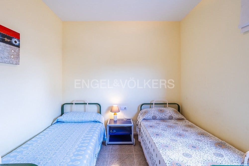 4 bedroom Villa for sale in Oliva with pool garage - € 380,000 (Ref: 8239410)