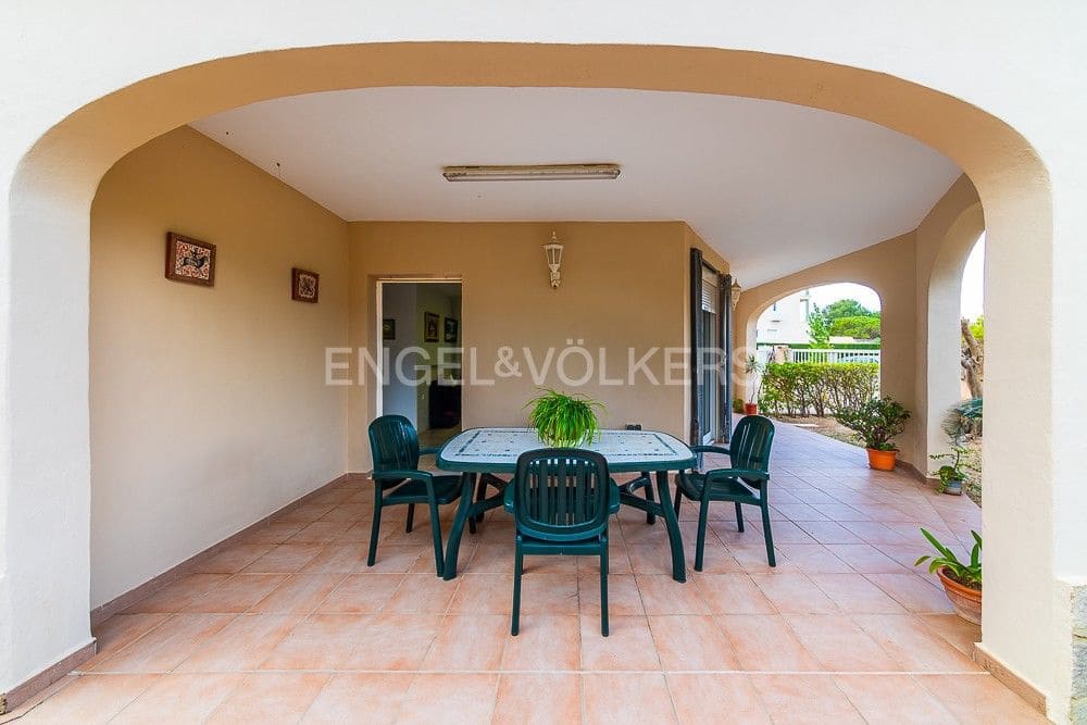 4 bedroom Villa for sale in Oliva with pool garage - € 380,000 (Ref: 8239410)