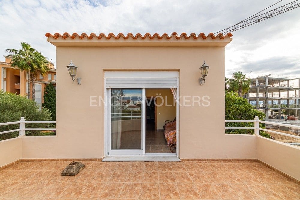 4 bedroom Villa for sale in Oliva with pool garage - € 380,000 (Ref: 8239410)