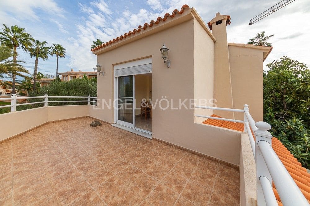 4 bedroom Villa for sale in Oliva with pool garage - € 380,000 (Ref: 8239410)