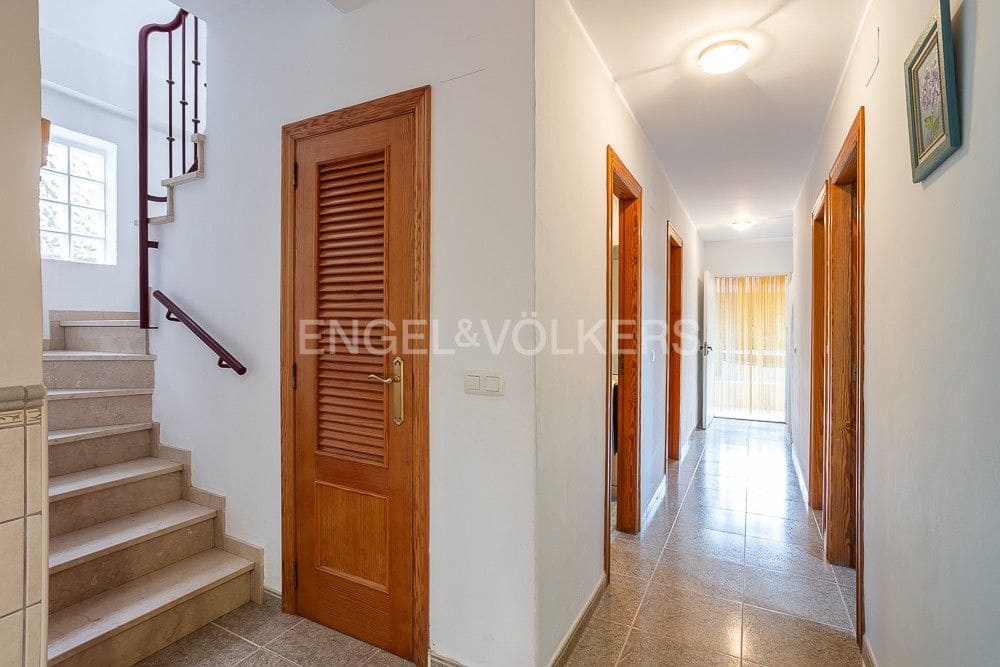 4 bedroom Villa for sale in Oliva with pool garage - € 380,000 (Ref: 8239410)