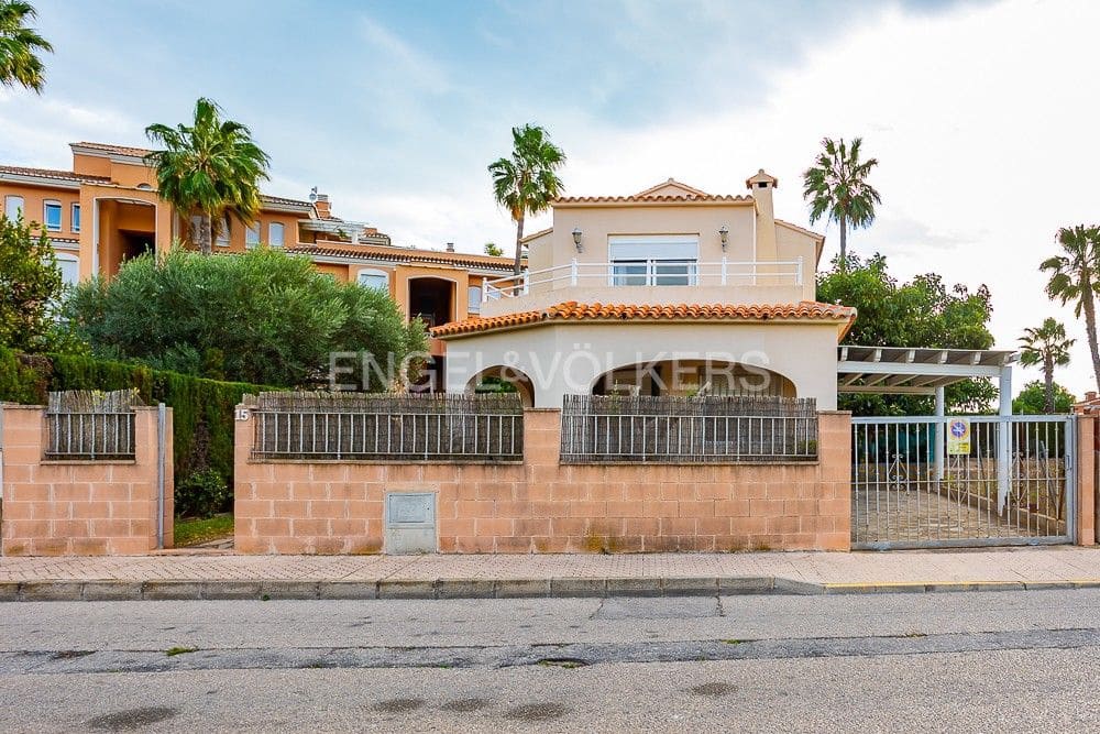 4 bedroom Villa for sale in Oliva with pool garage - € 380,000 (Ref: 8239410)