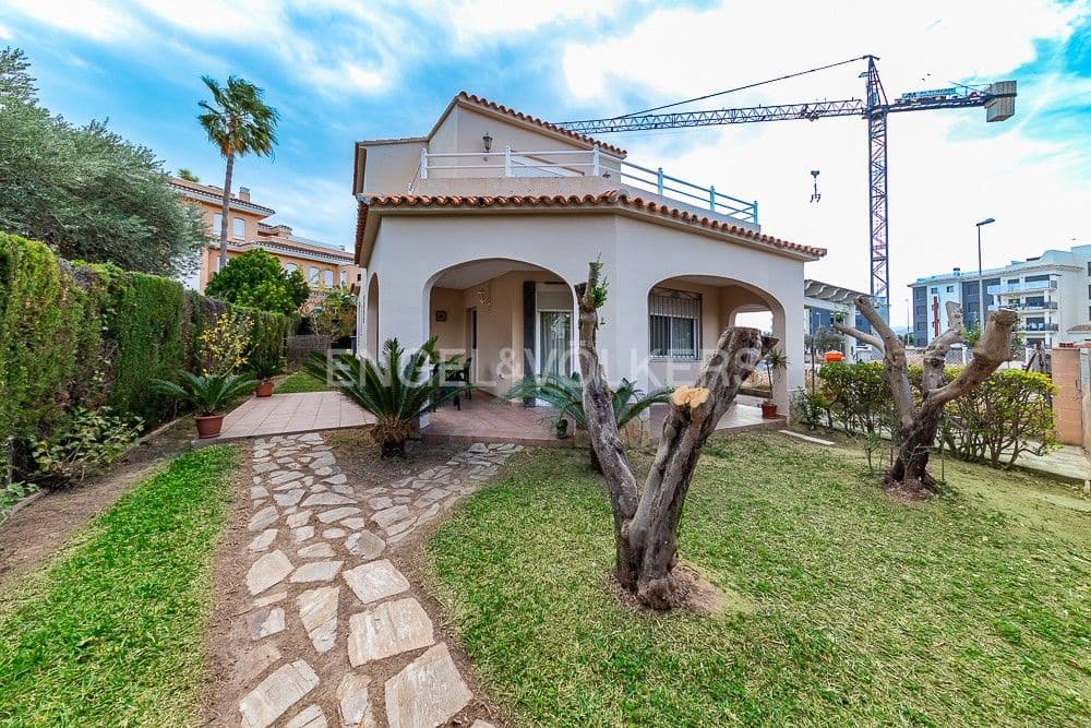4 bedroom Villa for sale in Oliva with pool garage - € 380,000 (Ref: 8239410)