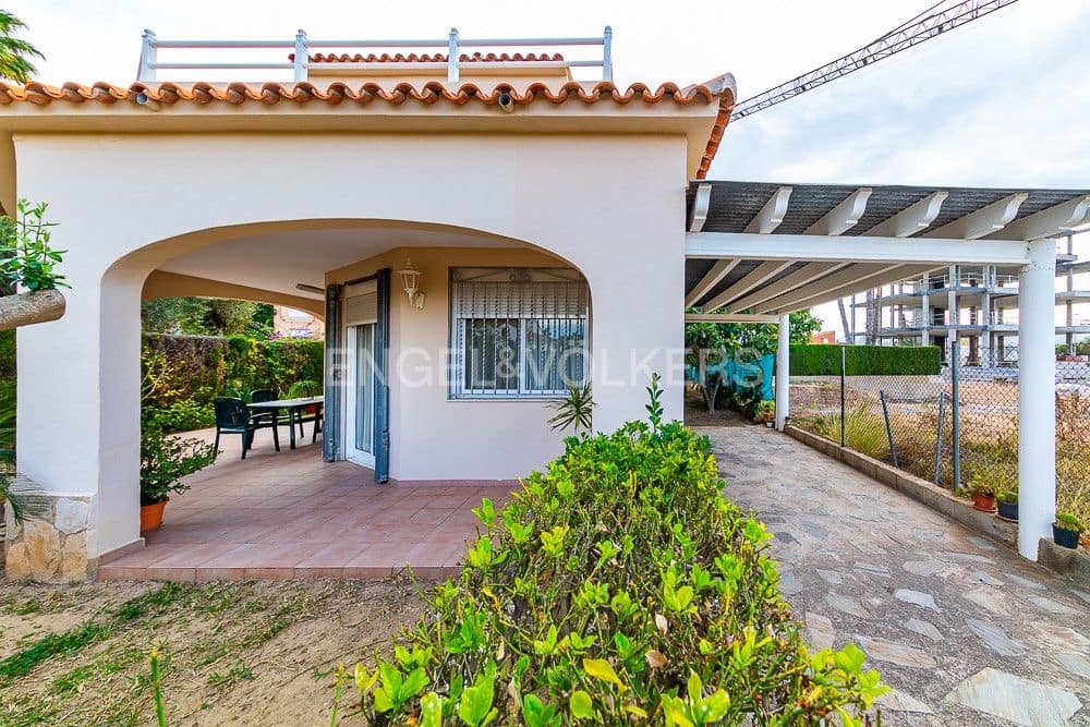 4 bedroom Villa for sale in Oliva with pool garage - € 380,000 (Ref: 8239410)