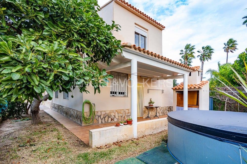 4 bedroom Villa for sale in Oliva with pool garage - € 380,000 (Ref: 8239410)