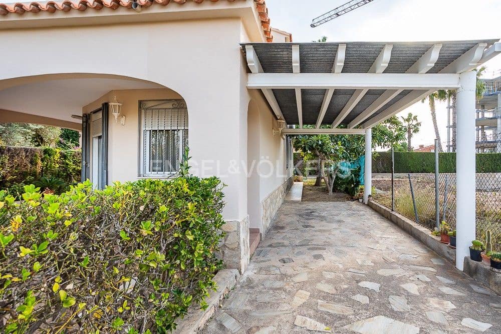 4 bedroom Villa for sale in Oliva with pool garage - € 380,000 (Ref: 8239410)