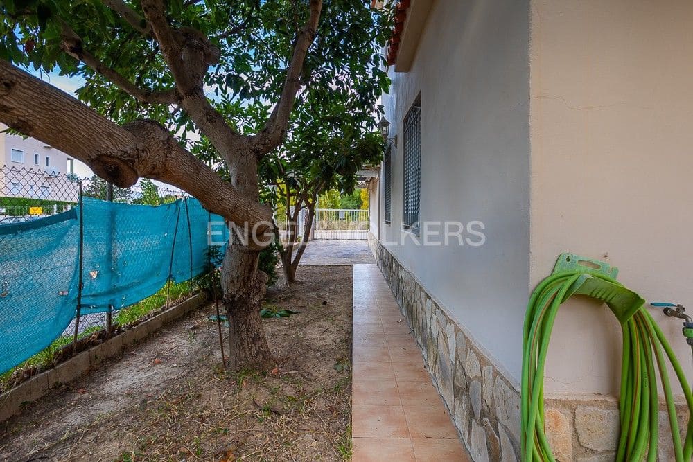 4 bedroom Villa for sale in Oliva with pool garage - € 380,000 (Ref: 8239410)