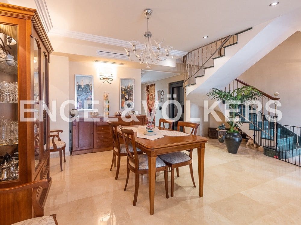 5 bedroom Townhouse for sale in La Vall d'Uixo with garage - € 380,000 (Ref: 8239470)
