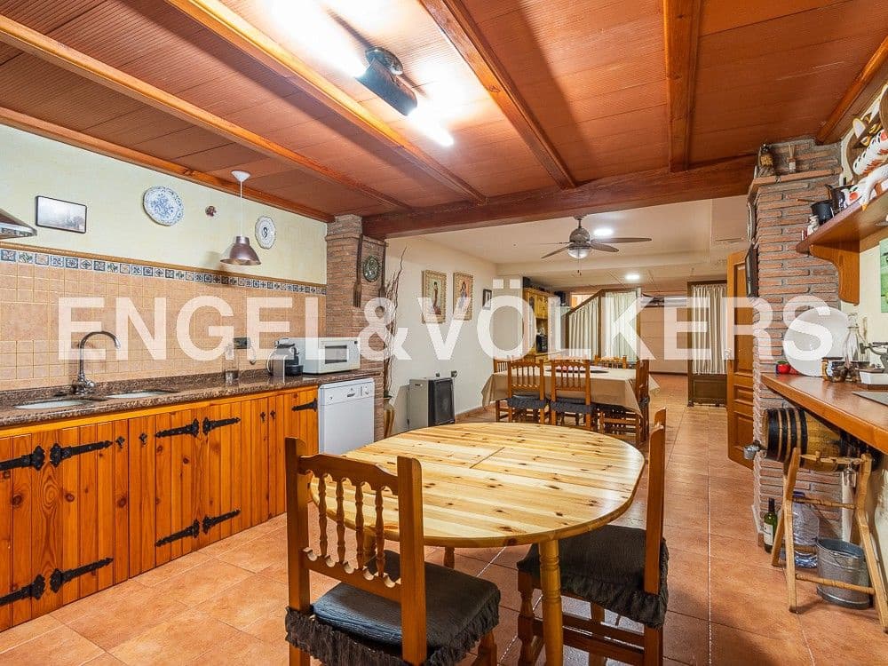 5 bedroom Townhouse for sale in La Vall d'Uixo with garage - € 380,000 (Ref: 8239470)