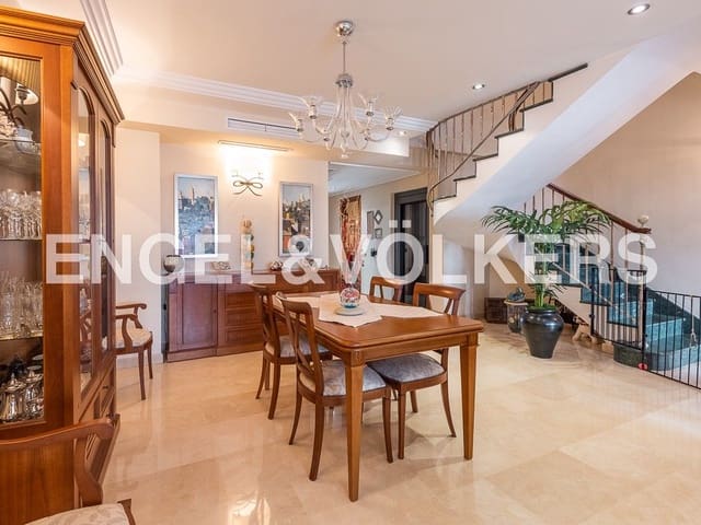 5 bedroom Townhouse for sale in La Vall d'Uixó with garage - € 380,000 (Ref: 8239470)