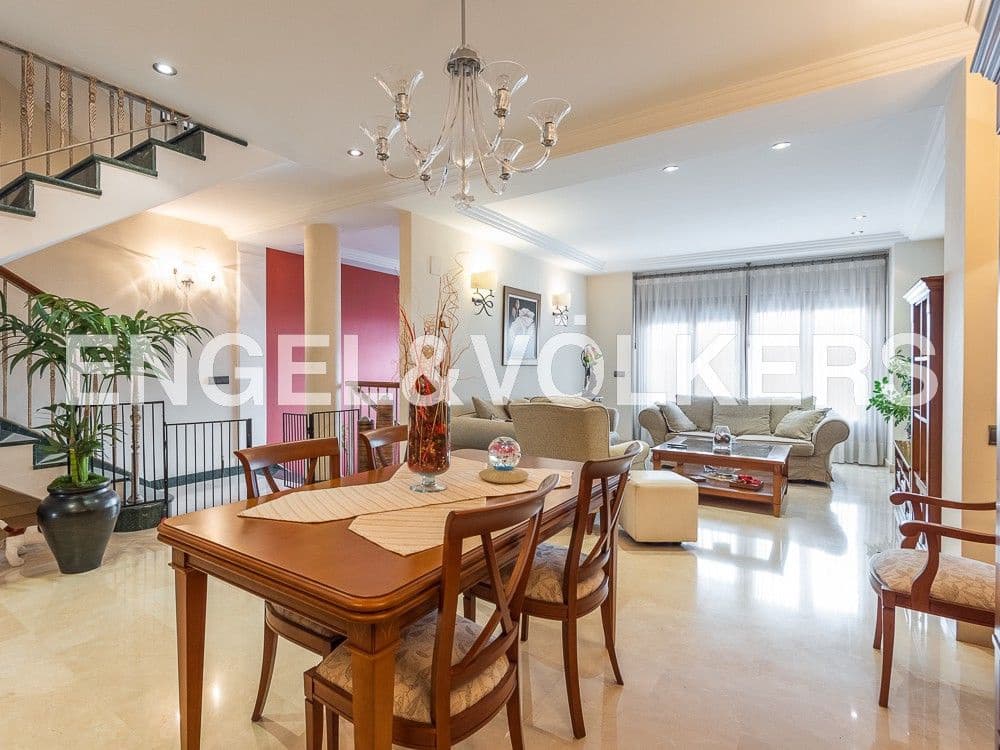 5 bedroom Townhouse for sale in La Vall d'Uixo with garage - € 380,000 (Ref: 8239470)