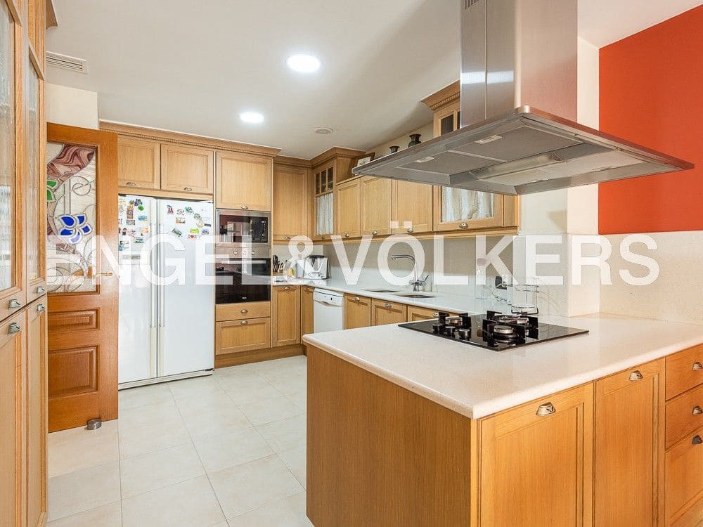 5 bedroom Townhouse for sale in La Vall d'Uixo with garage - € 380,000 (Ref: 8239470)